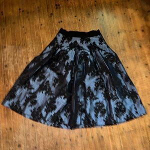 White House Black Market 6P elegant shimmery pleated skirt